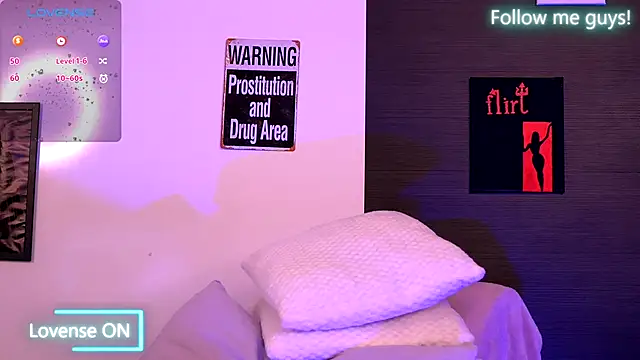 Snapshot of AriaVoss chatting on 09.18.25 AriaVoss online show from 09.18.25