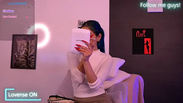 Snapshot of AriaVoss chatting on 09.19.25 AriaVoss online show from 09.19.25