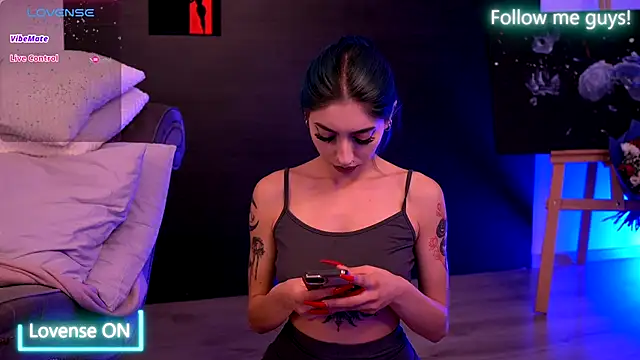 Snapshot of AriaVoss chatting on 09.25.25 AriaVoss online show from 09.25.25