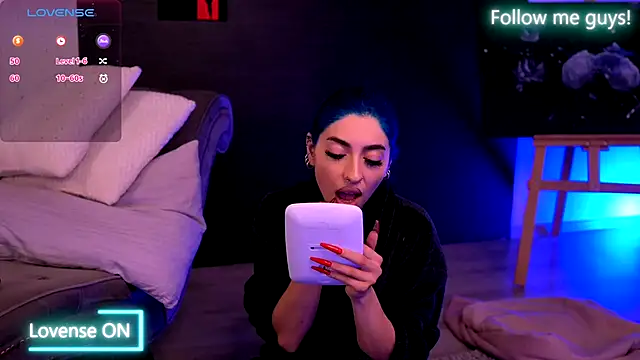 Snapshot of AriaVoss chatting on 09.29.25 AriaVoss online show from 09.29.25