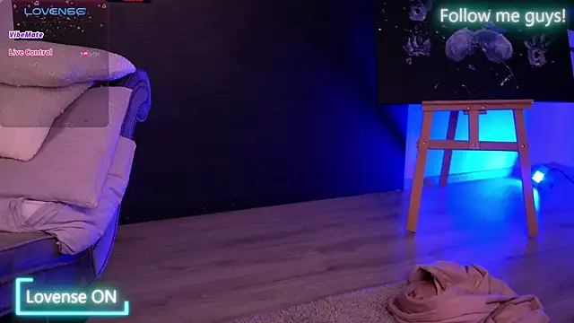 Snapshot of AriaVoss chatting on 10.05.25 AriaVoss online show from 10.05.25