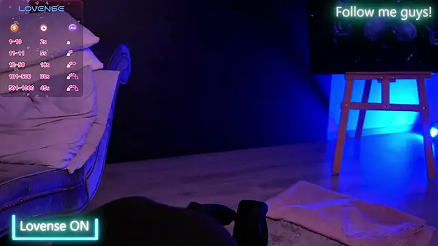 Snapshot of AriaVoss chatting on 10.08.25 AriaVoss online show from 10.08.25