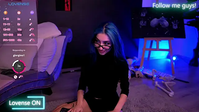 Snapshot of AriaVoss chatting on 10.12.25 AriaVoss online show from 10.12.25