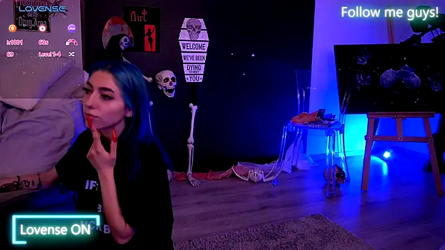 Snapshot of AriaVoss chatting on 10.13.25 AriaVoss online show from 10.13.25