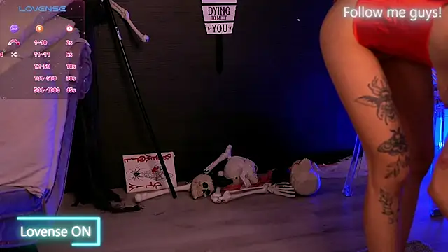 Snapshot of AriaVoss chatting on 10.18.25 AriaVoss online show from 10.18.25