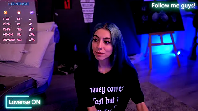 Snapshot of AriaVoss chatting on 10.21.25 AriaVoss online show from 10.21.25