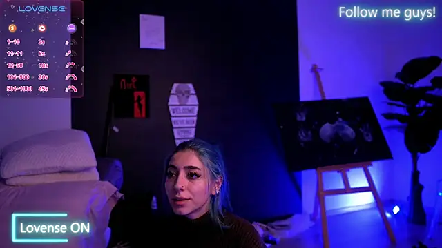 Snapshot of AriaVoss chatting on 10.22.25 AriaVoss online show from 10.22.25