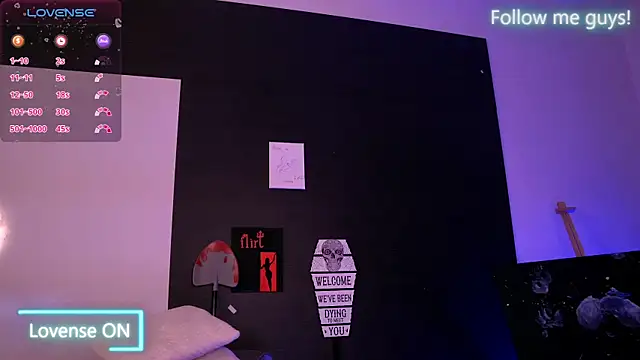 Snapshot of AriaVoss chatting on 10.27.25 AriaVoss online show from 10.27.25