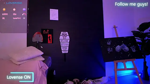 Snapshot of AriaVoss chatting on 10.28.25 AriaVoss online show from 10.28.25