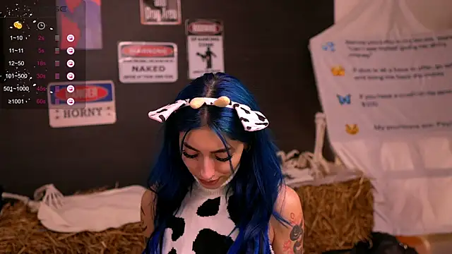 Snapshot of AriaVoss chatting on 10.30.25 AriaVoss online show from 10.30.25