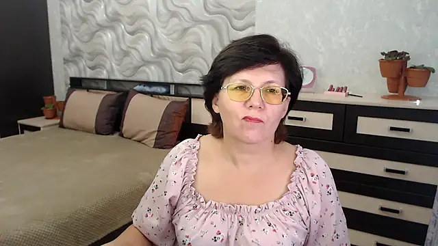 Snapshot of VitaCharm chatting on 12.02.24 VitaCharm online show from 12.02.24