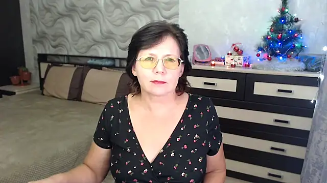 Snapshot of VitaCharm chatting on 12.29.24 VitaCharm online show from 12.29.24