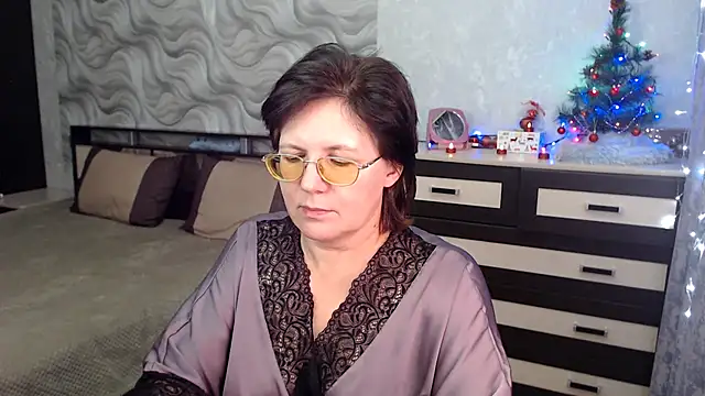 Snapshot of VitaCharm chatting on 01.04.25 VitaCharm online show from 01.04.25