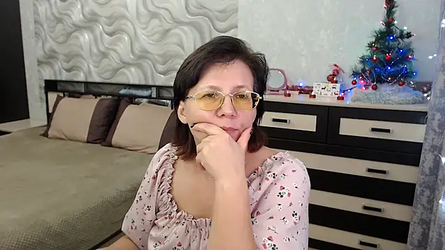 Snapshot of VitaCharm chatting on 01.10.25 VitaCharm online show from 01.10.25