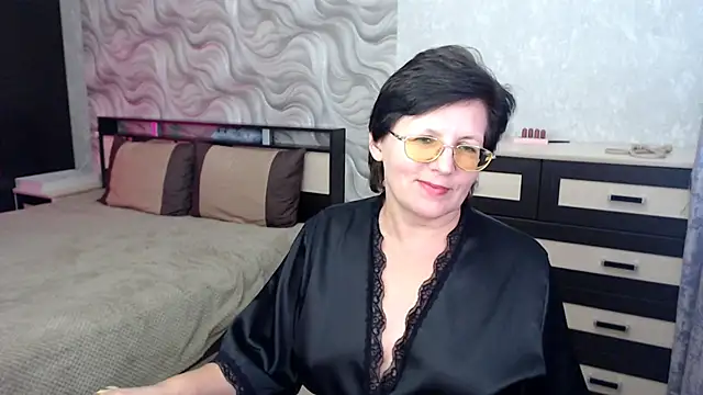 Snapshot of VitaCharm chatting on 02.24.25 VitaCharm online show from 02.24.25