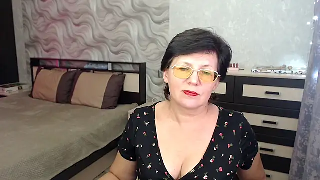 Snapshot of VitaCharm chatting on 03.16.25 VitaCharm online show from 03.16.25