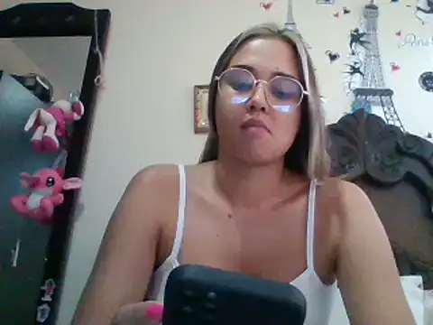 Snapshot of trianabell chatting on 01.14.25 trianabell online show from 01.14.25