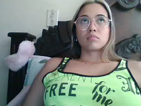 Snapshot of trianabell chatting on 01.15.25 trianabell online show from 01.15.25