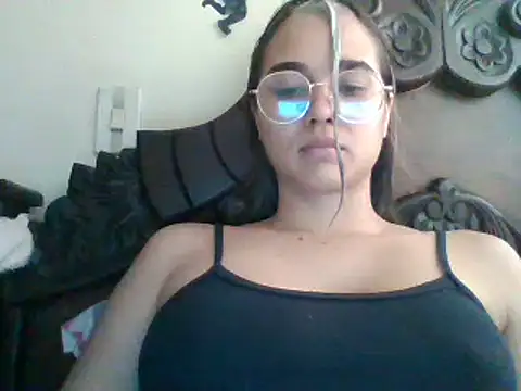 Snapshot of trianabell chatting on 01.21.25 trianabell online show from 01.21.25