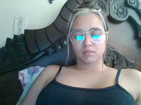 Snapshot of trianabell chatting on 01.21.25 trianabell online show from 01.21.25