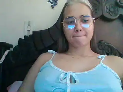 Snapshot of trianabell chatting on 01.26.25 trianabell online show from 01.26.25