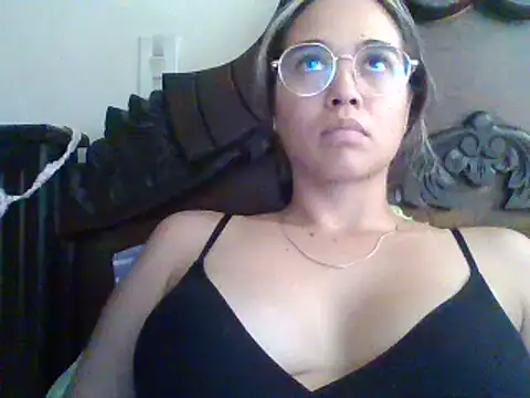 Snapshot of trianabell chatting on 02.05.25 trianabell online show from 02.05.25