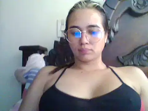 Snapshot of trianabell chatting on 02.08.25 trianabell online show from 02.08.25