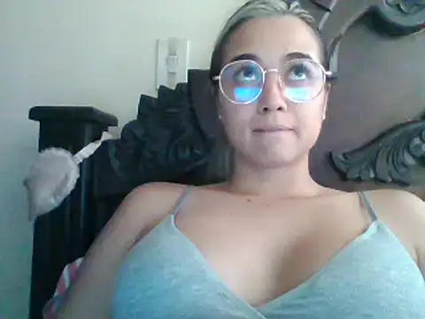 Snapshot of trianabell chatting on 02.10.25 trianabell online show from 02.10.25