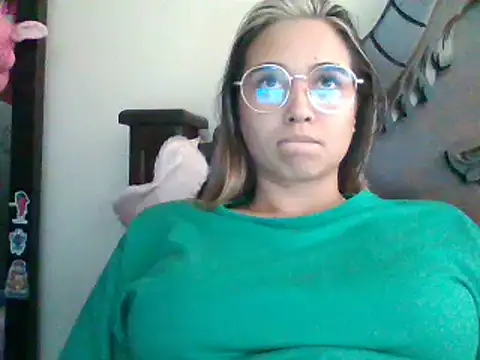 Snapshot of trianabell chatting on 02.11.25 trianabell online show from 02.11.25