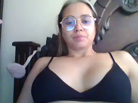 Snapshot of trianabell chatting on 02.14.25 trianabell online show from 02.14.25