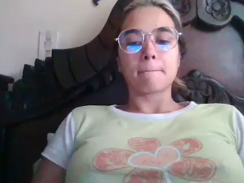 Snapshot of trianabell chatting on 02.17.25 trianabell online show from 02.17.25