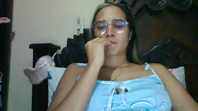 Snapshot of trianabell chatting on 02.19.25 trianabell online show from 02.19.25