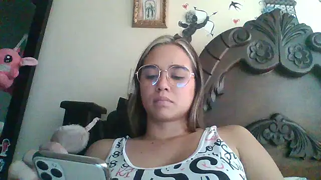 Snapshot of trianabell chatting on 02.21.25 trianabell online show from 02.21.25