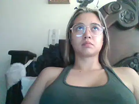 Snapshot of trianabell chatting on 02.25.25 trianabell online show from 02.25.25