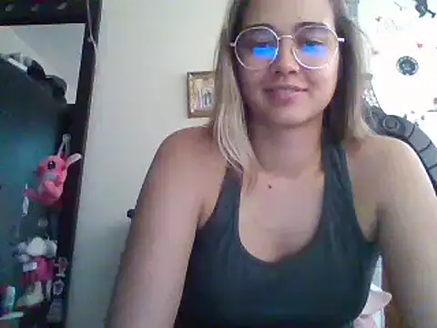 Snapshot of trianabell chatting on 02.25.25 trianabell online show from 02.25.25