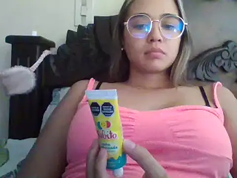 Snapshot of trianabell chatting on 02.27.25 trianabell online show from 02.27.25