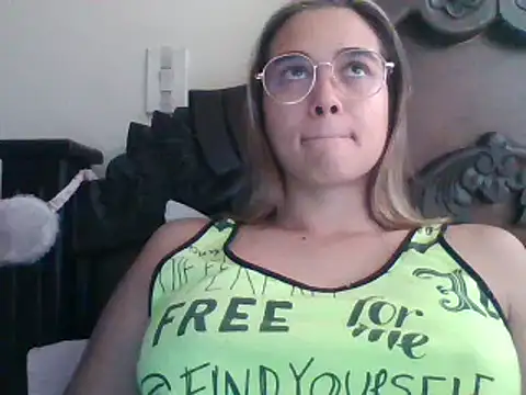 Snapshot of trianabell chatting on 02.28.25 trianabell online show from 02.28.25