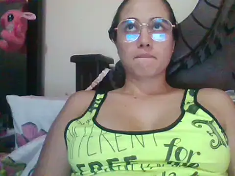 Snapshot of trianabell chatting on 03.04.25 trianabell online show from 03.04.25