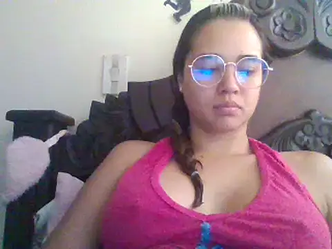 Snapshot of trianabell chatting on 03.11.25 trianabell online show from 03.11.25