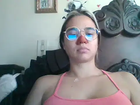 Snapshot of trianabell chatting on 03.16.25 trianabell online show from 03.16.25