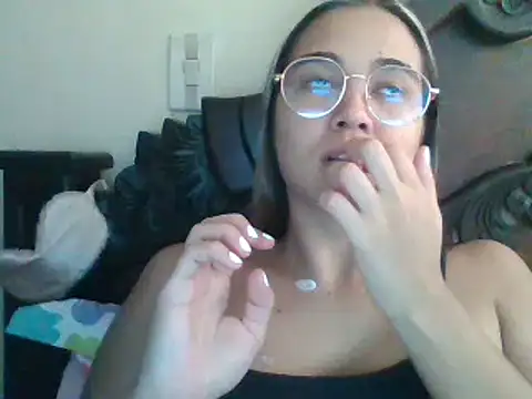 Snapshot of trianabell chatting on 03.18.25 trianabell online show from 03.18.25