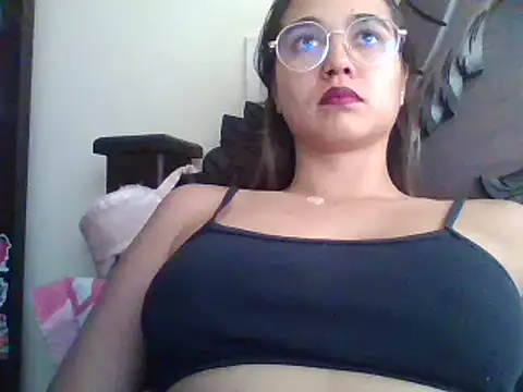 Snapshot of trianabell chatting on 03.21.25 trianabell online show from 03.21.25