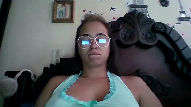 Snapshot of trianabell chatting on 09.15.25 trianabell online show from 09.15.25