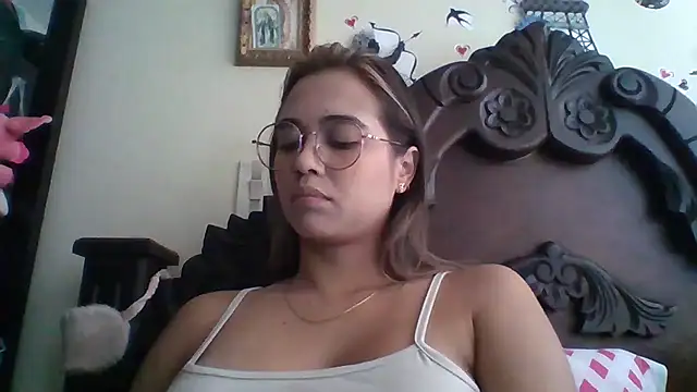 Snapshot of trianabell chatting on 10.27.25 trianabell online show from 10.27.25