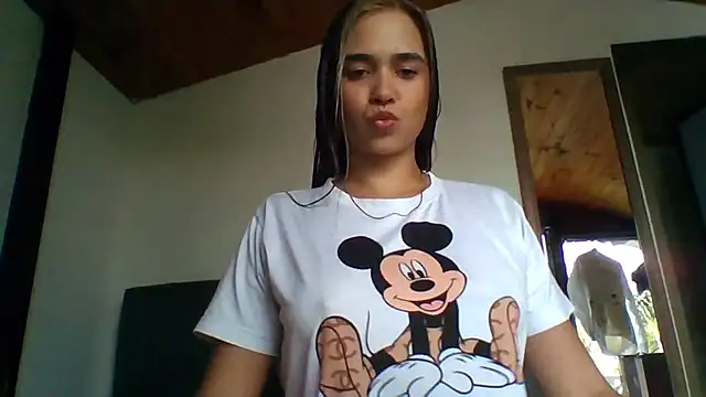 Snapshot of trianabell chatting on 12.04.25 trianabell online show from 12.04.25