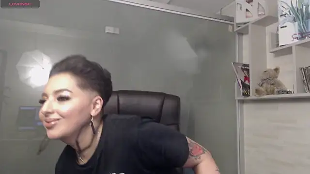 Snapshot of BustyAllyy chatting on 01.16.25 BustyAllyy online show from 01.16.25