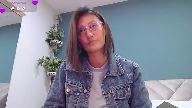 Snapshot of SharisWillian chatting on 01.11.25 SharisWillian online show from 01.11.25