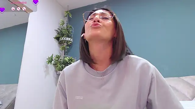 Snapshot of SharisWillian chatting on 01.11.25 SharisWillian online show from 01.11.25