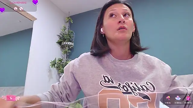 Snapshot of SharisWillian chatting on 02.05.25 SharisWillian online show from 02.05.25