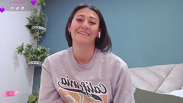 Snapshot of SharisWillian chatting on 02.05.25 SharisWillian online show from 02.05.25